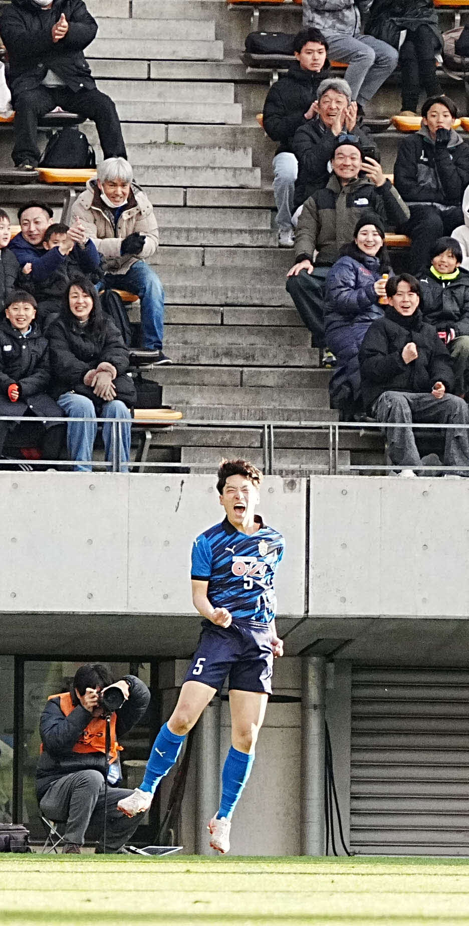 富山第一対大津　後半、同点ゴールを奪い大喜びする大津・村上慶（撮影・小沢裕）