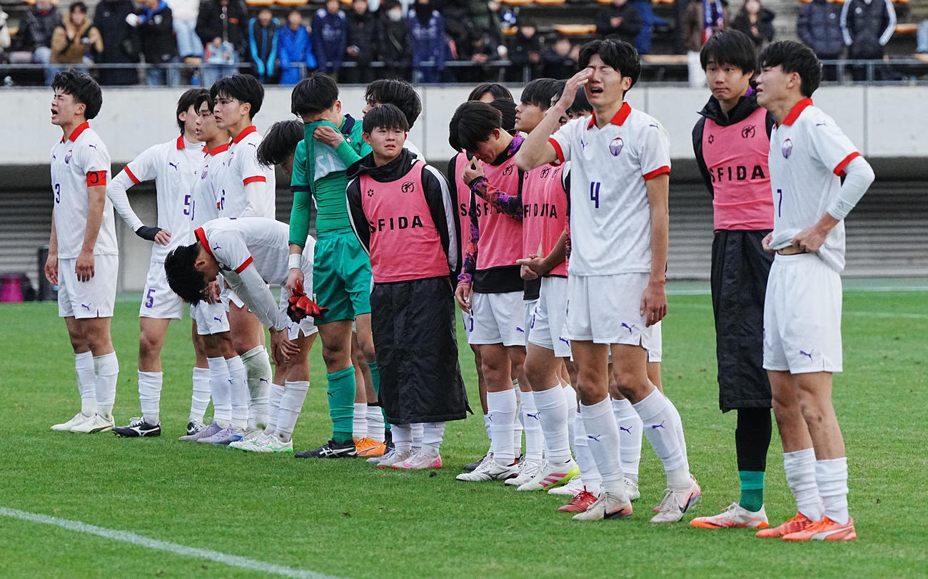 富山第一対大津　後半追加タイムのPKで敗退した富山第一イレブンはがっくりと応援席へあいさつする（撮影・小沢裕）