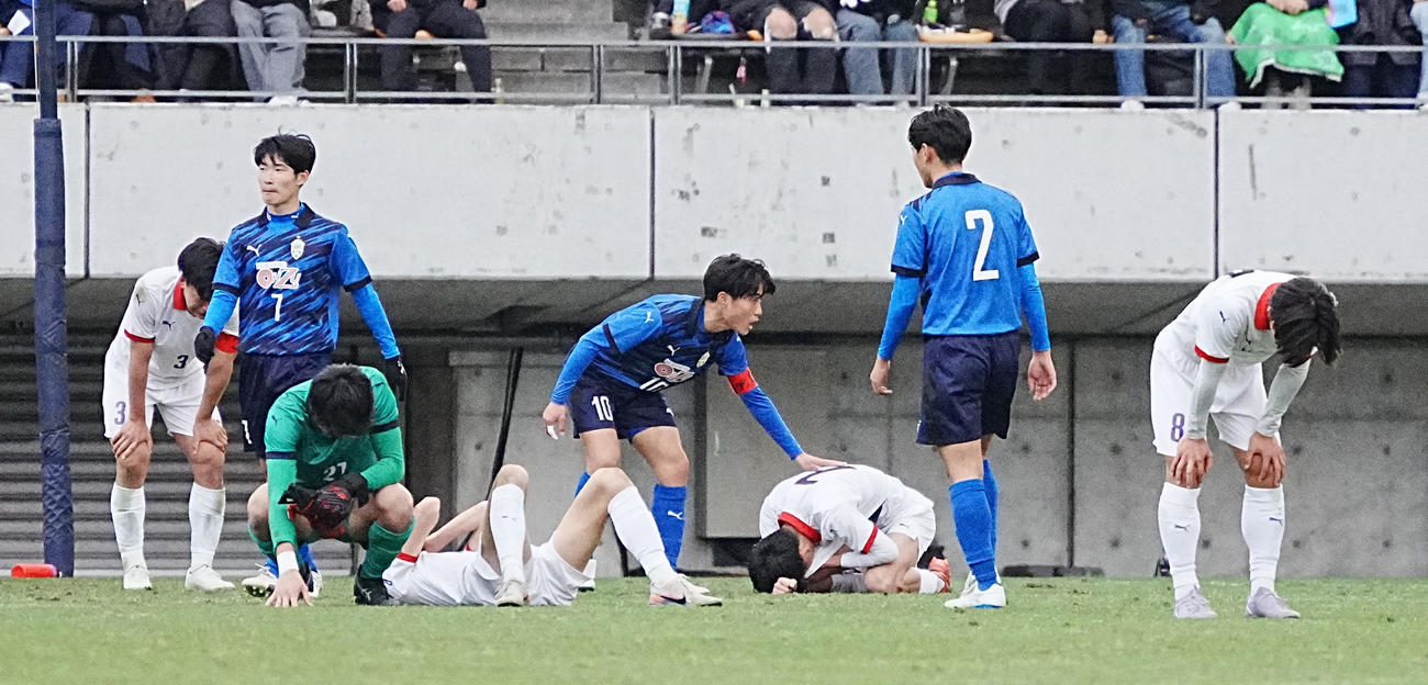 富山第一対大津　後半追加タイムのPKで敗退した富山第一イレブンはピッチでがっくりとうなだれる（撮影・小沢裕）