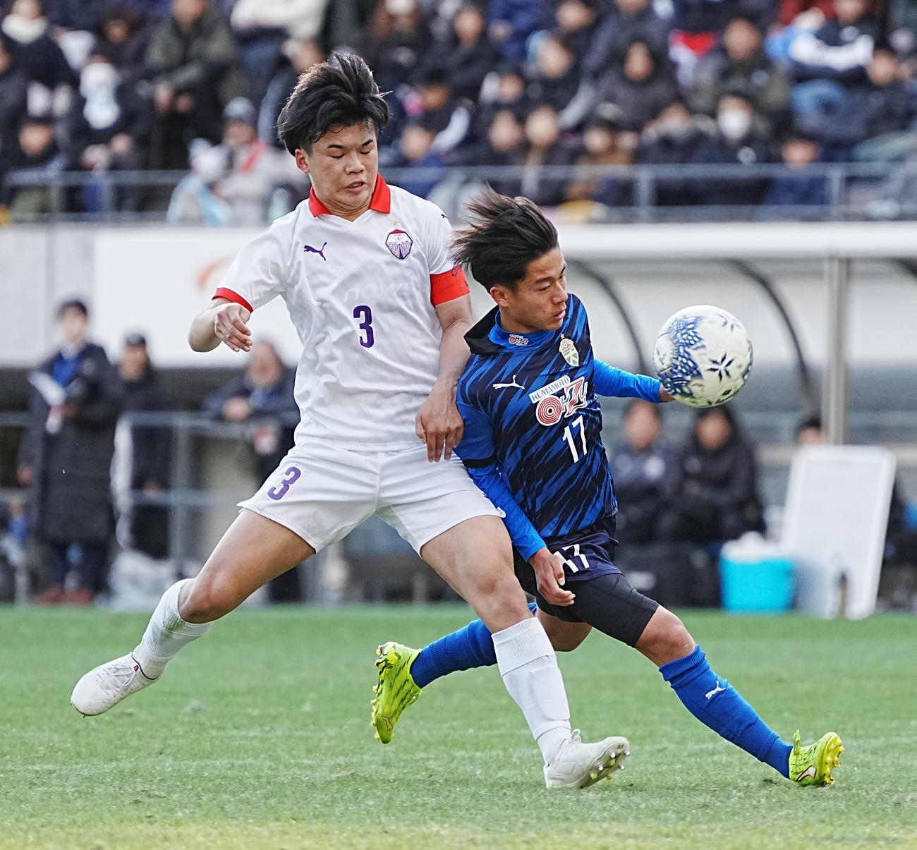 富山第一対大津　前半、競り合う富山第一・木下（左）と大津・山本（撮影・小沢裕）