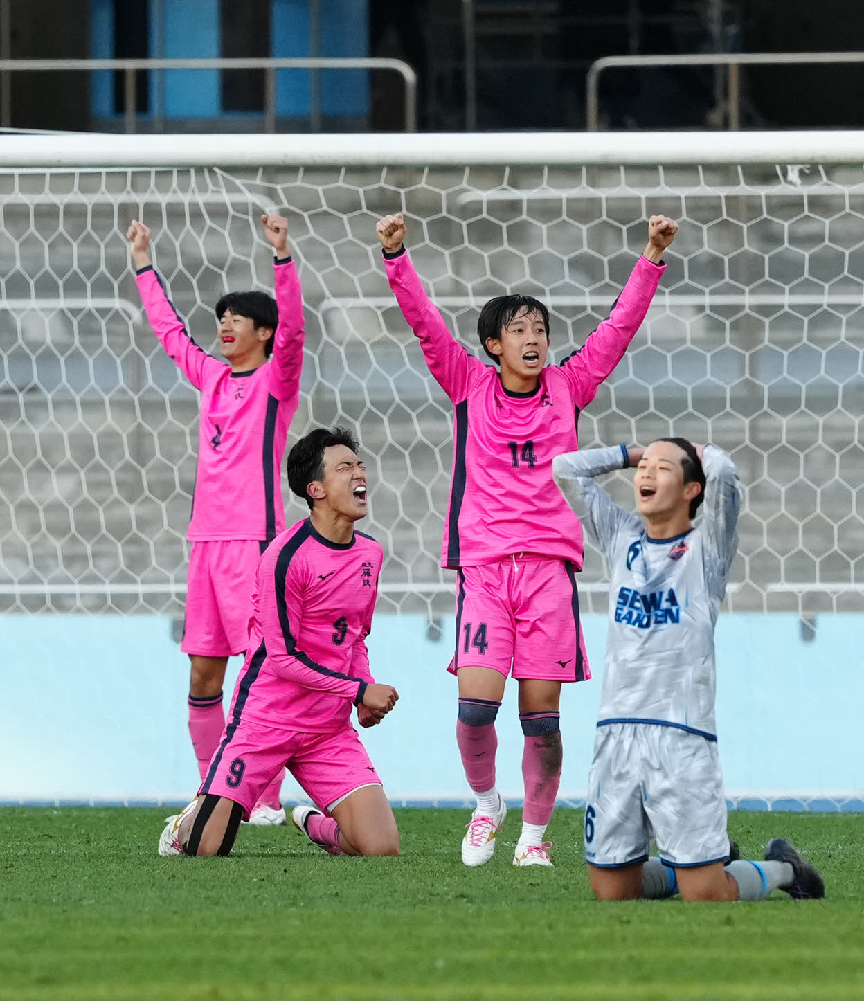 聖和学園対日大藤沢　試合終了のホイッスルを聞き、ガッツポーズを見せる日大藤沢・中村（中央右）。同左は有川（撮影・江口和貴）
