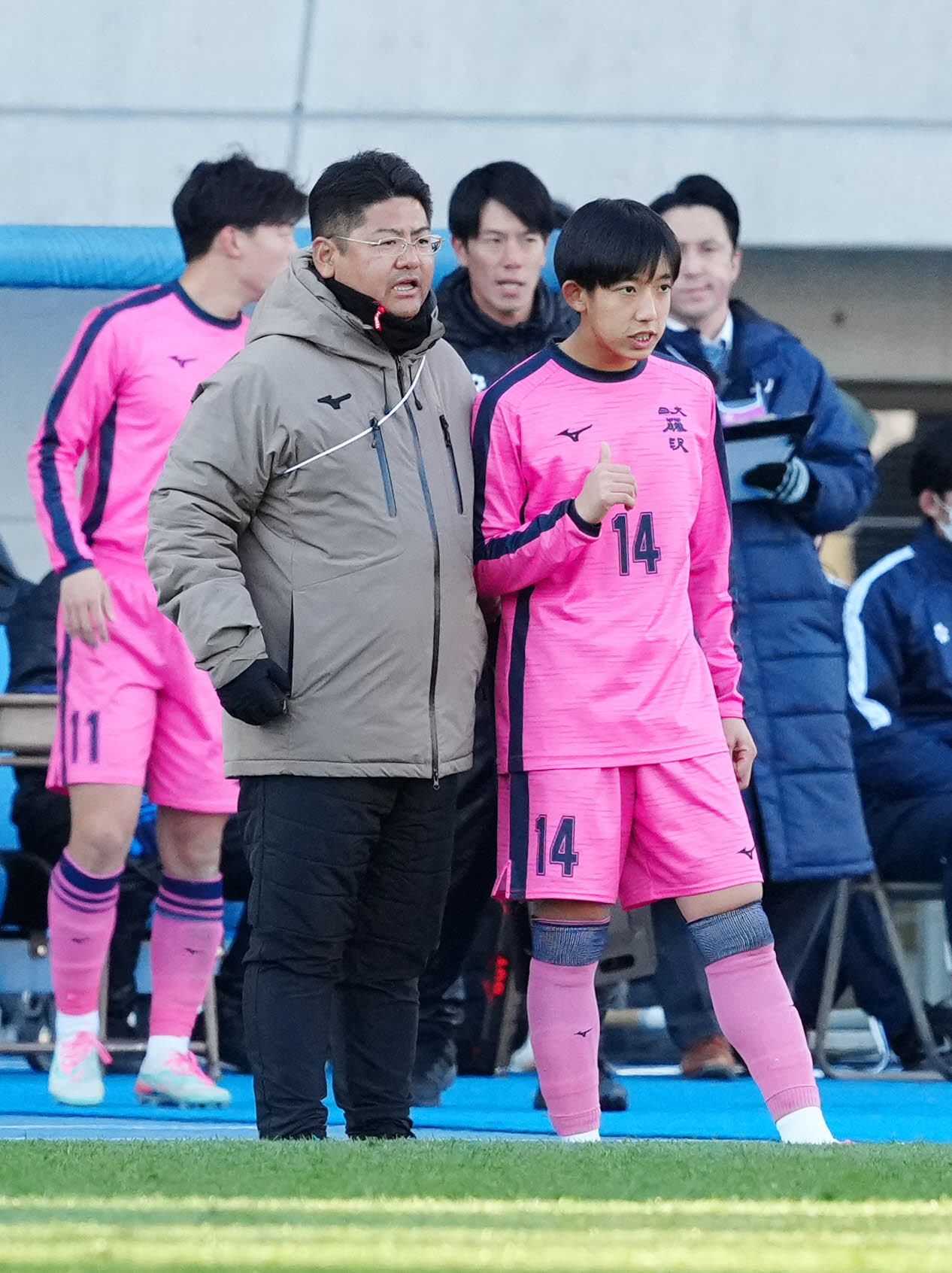聖和学園対日大藤沢　後半、交代前に日大藤沢・佐藤監督の指示を受ける中村（撮影・江口和貴）