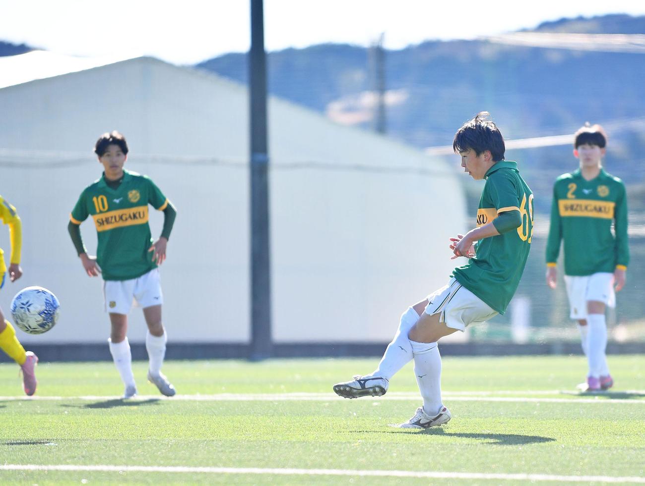 後半、PKで同点ゴールを決める静岡学園・泉（右から2人目）