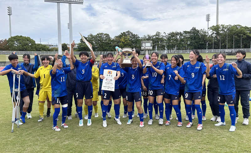 昨年11月、全日本選手権県大会で連覇を達成した時の常葉大橘の選手たち