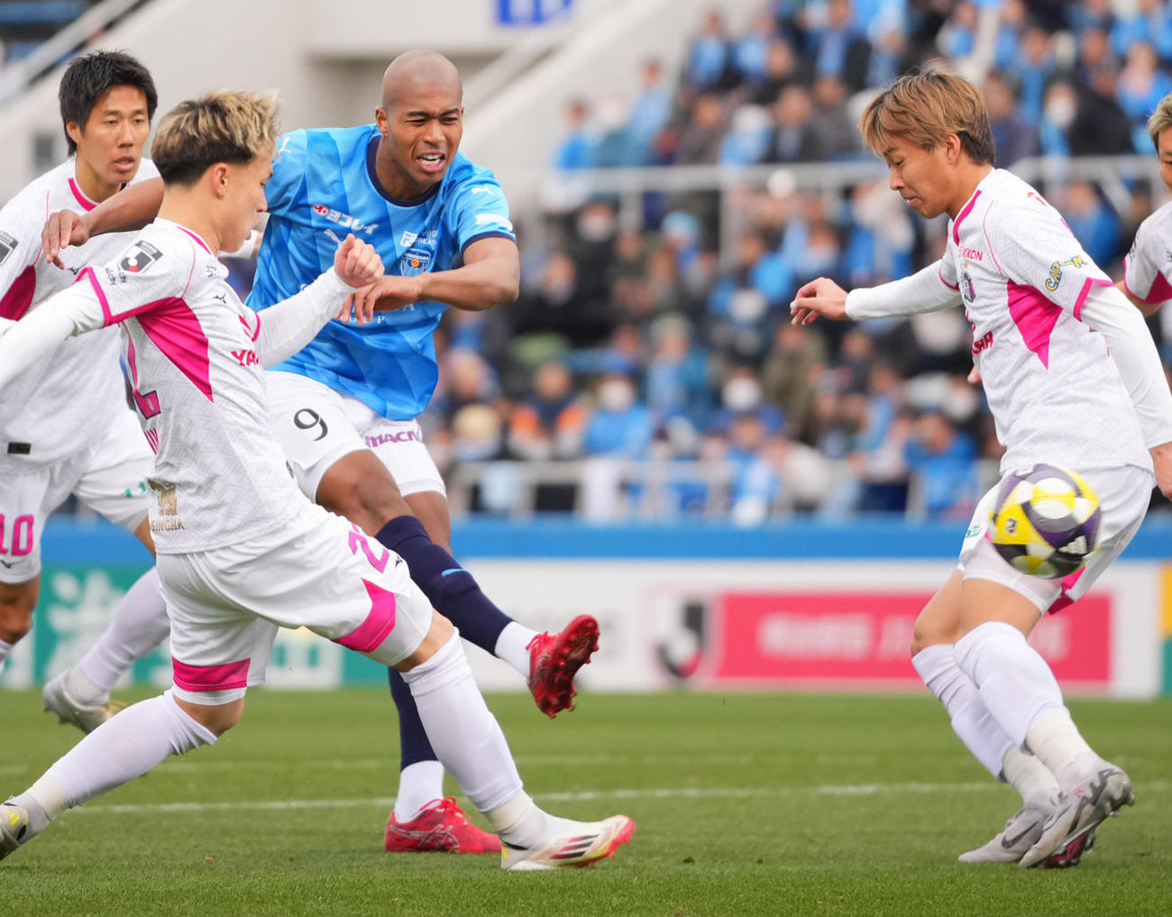 2025年3月14日、C大阪戦でシュートを放つ横浜FC桜川ソロモン
