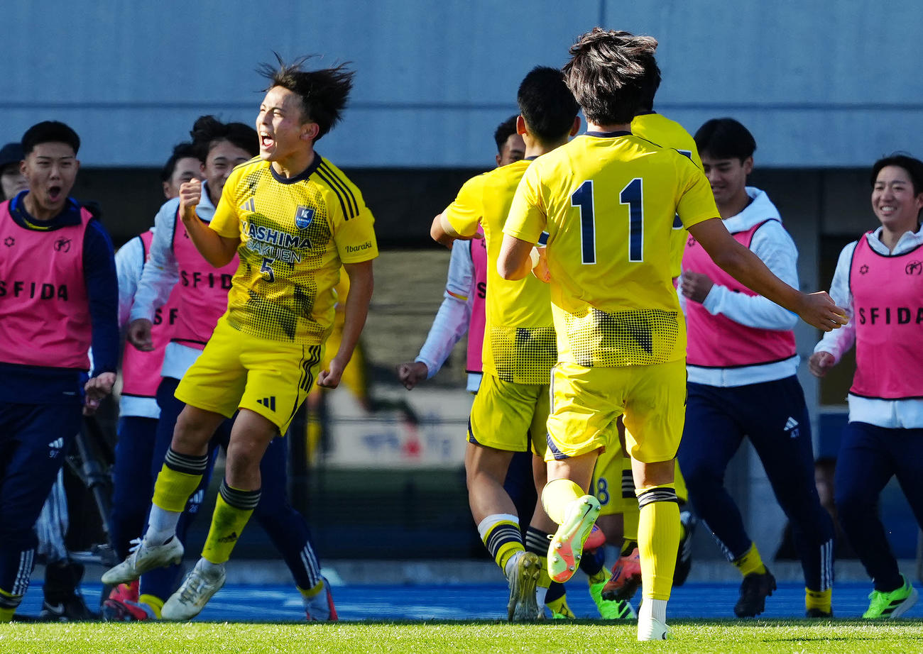 興国対鹿島学園　後半、FKでゴールを決めた鹿島学園・清水（左）（撮影・江口和貴）
