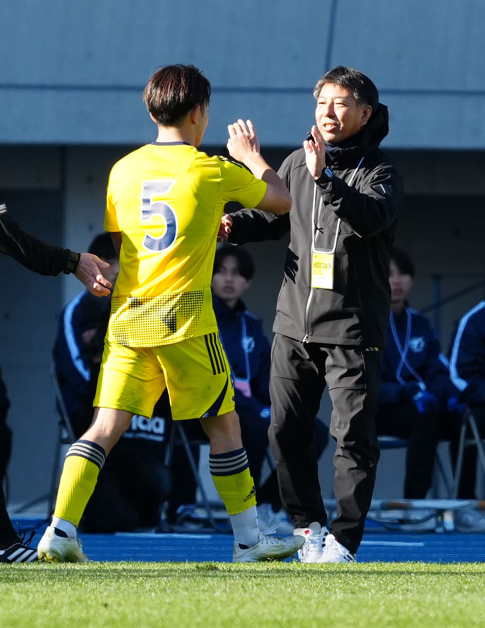 興国対鹿島学園　後半、FKでゴールを決めた鹿島学園・清水（左）とタッチを交わす鈴木監督（撮影・江口和貴）