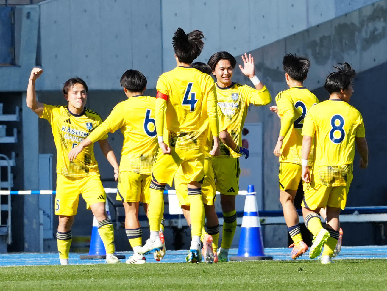 興国対鹿島学園　前半、PKで先制ゴールを決めチームメートと喜ぶ鹿島学園・清水（左端）（撮影・江口和貴）