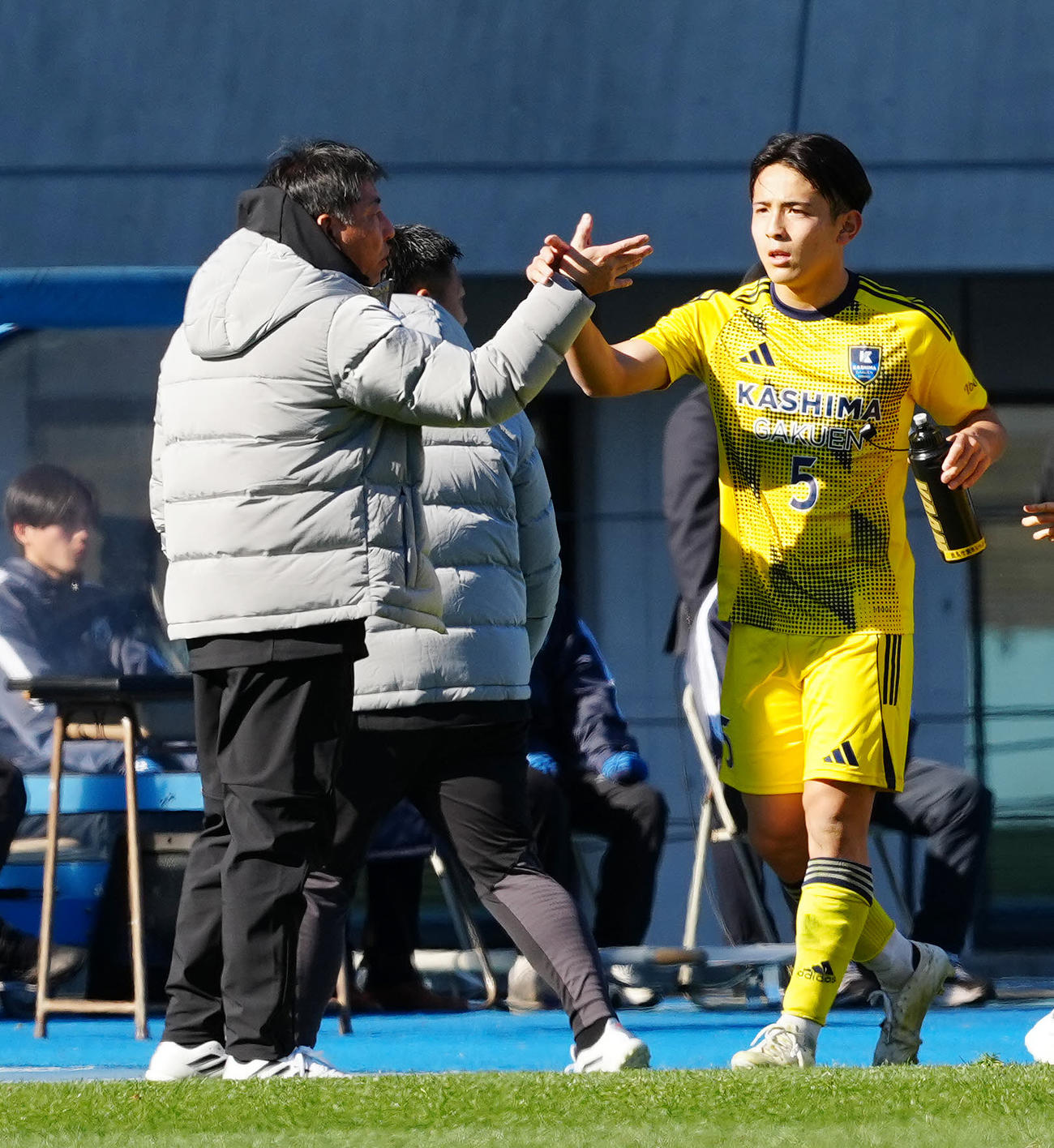 興国対鹿島学園　前半、PKで先制ゴールを決め、鹿島学園・鈴木監督（左）とタッチを交わす清水（撮影・江口和貴）