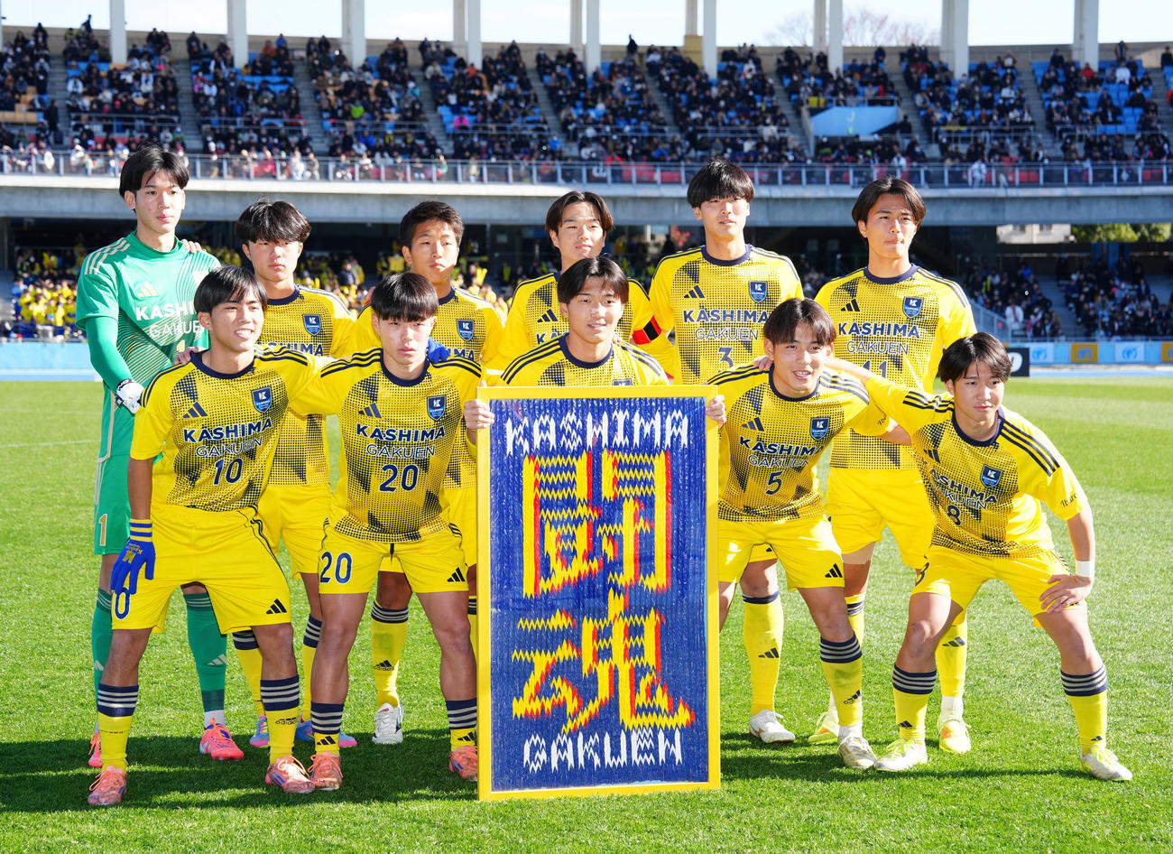 興国対鹿島学園　試合前、集合写真に納まる鹿島学園の選手たち（撮影・江口和貴）