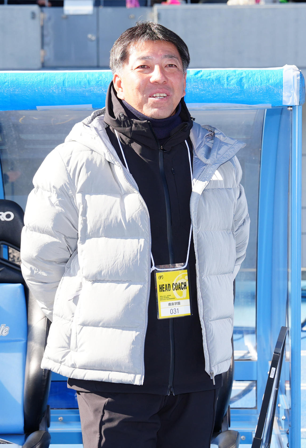興国対鹿島学園　試合前、ベンチ前に立つ鹿島学園・鈴木監督（撮影・江口和貴）