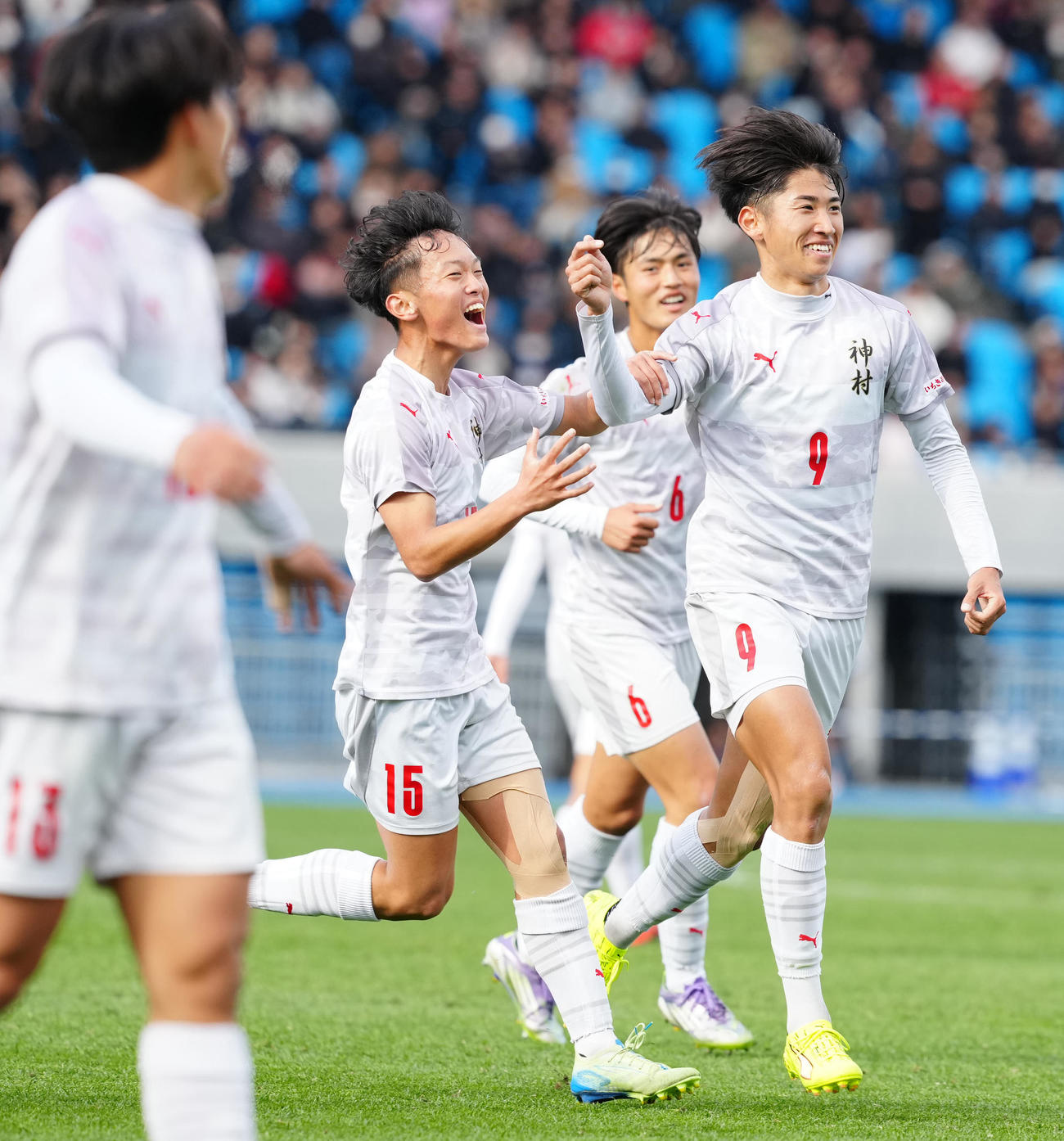 神村学園対水口　前半、先制ゴールを決めた神村学園・倉中（右）（撮影・江口和貴）