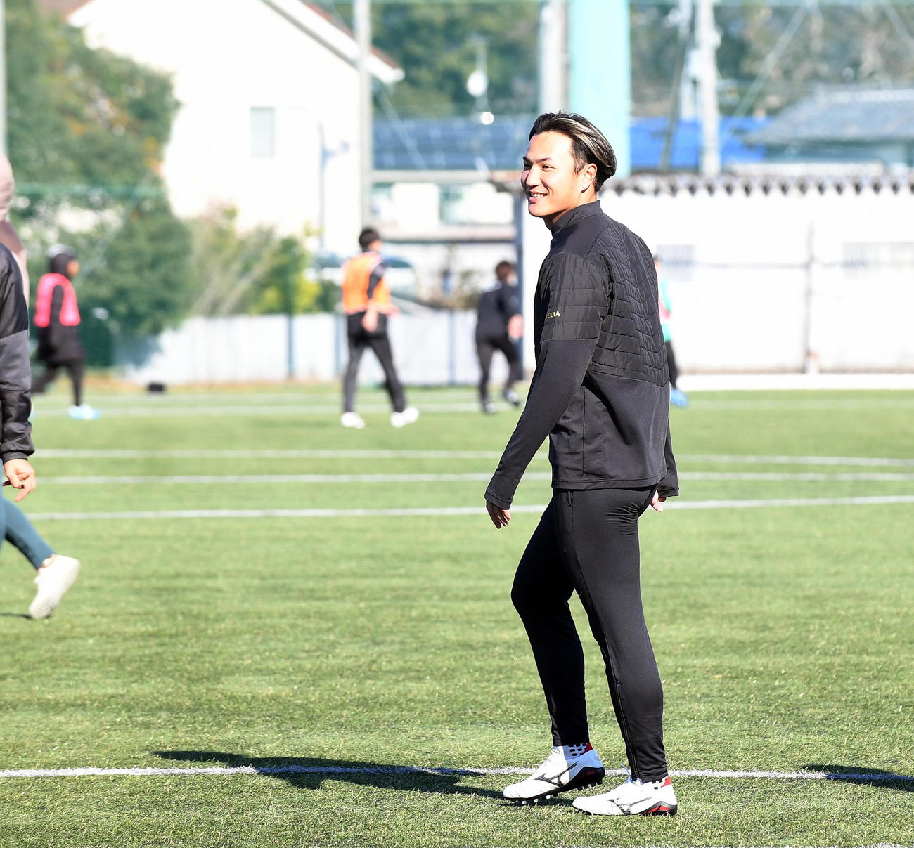 2日、母校・藤枝東高の初蹴りに参加し、笑顔を見せる水戸西川