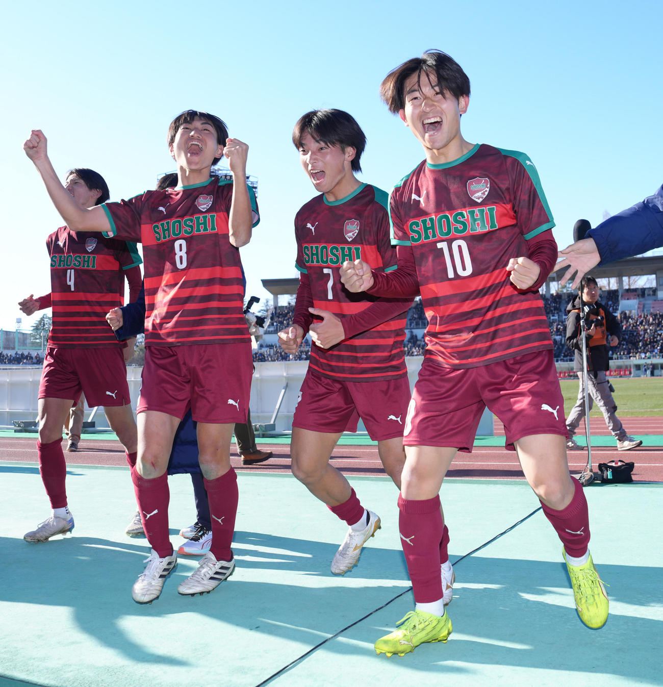 尚志対帝京長岡　帝京長岡に勝利し喜ぶ尚志・臼井（右から2人目）ら（撮影・足立雅史）