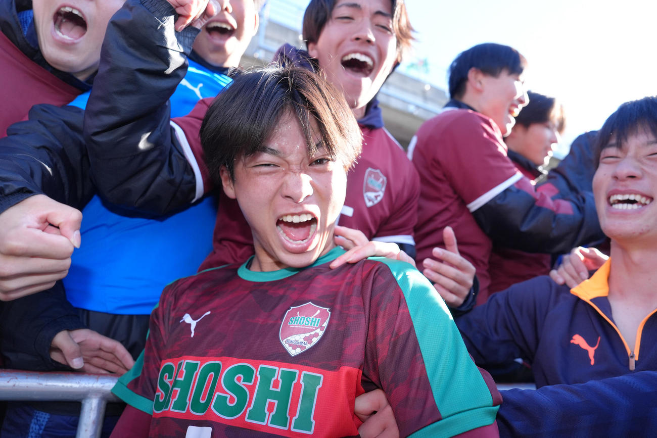 尚志対帝京長岡　帝京長岡に勝利し、チームメートと一緒に喜ぶ尚志・臼井（撮影・足立雅史）