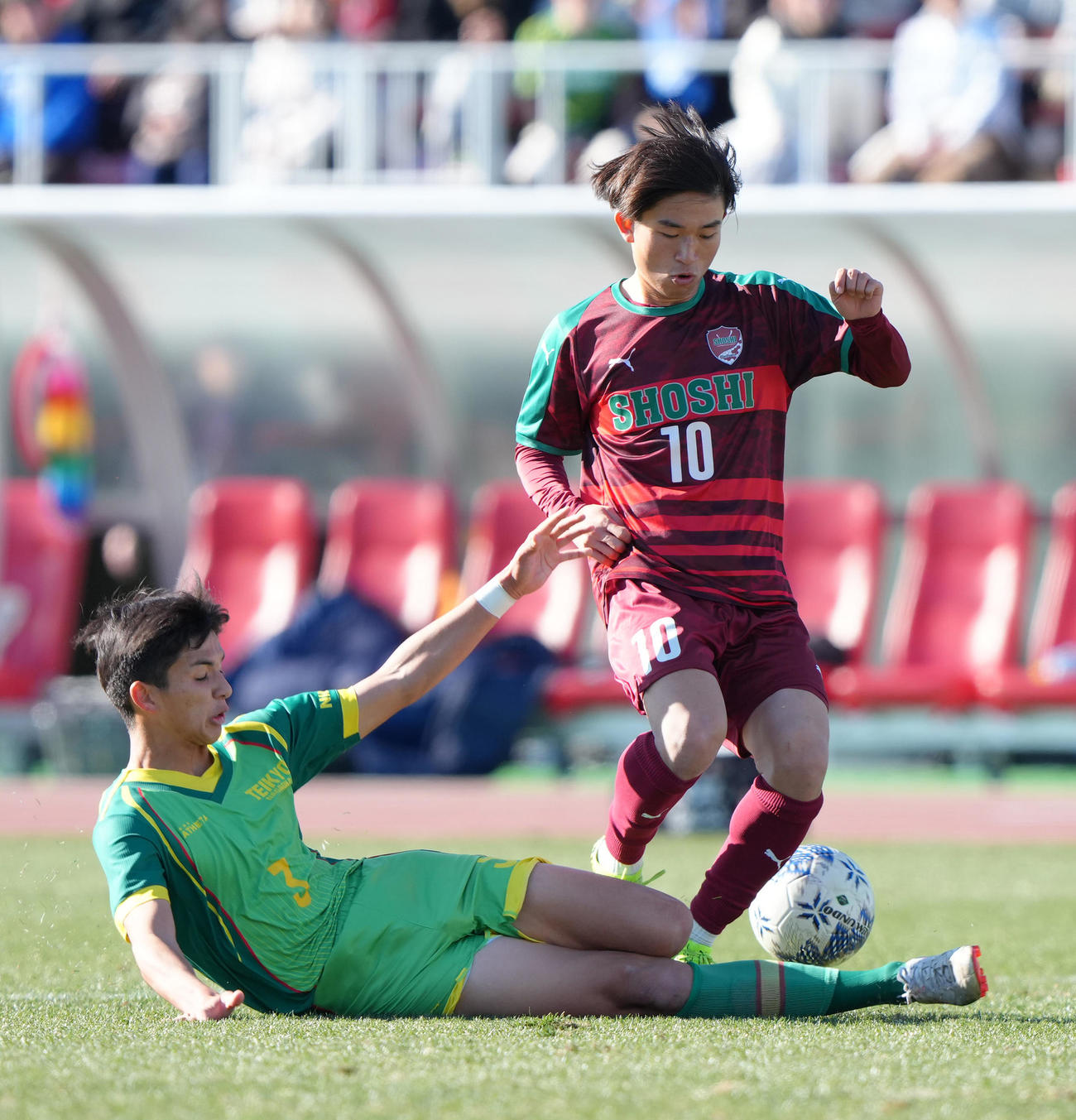 尚志対帝京長岡　後半、競り合う尚志・田上（右）と帝京長岡・吉田（撮影・足立雅史）