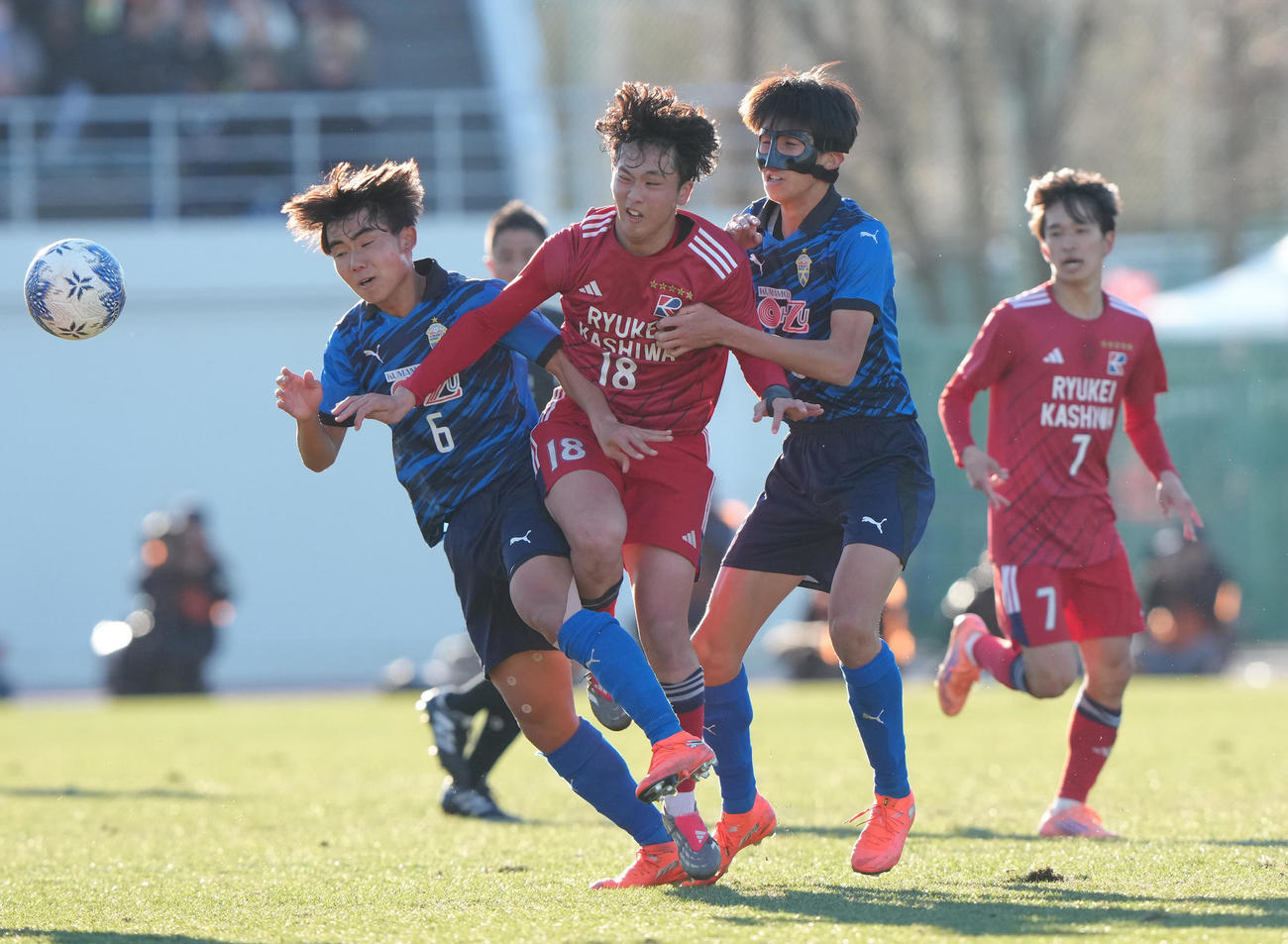 大津対流通経大柏　後半、競り合う流通経大柏・金子（左から2人目）（撮影・足立雅史）