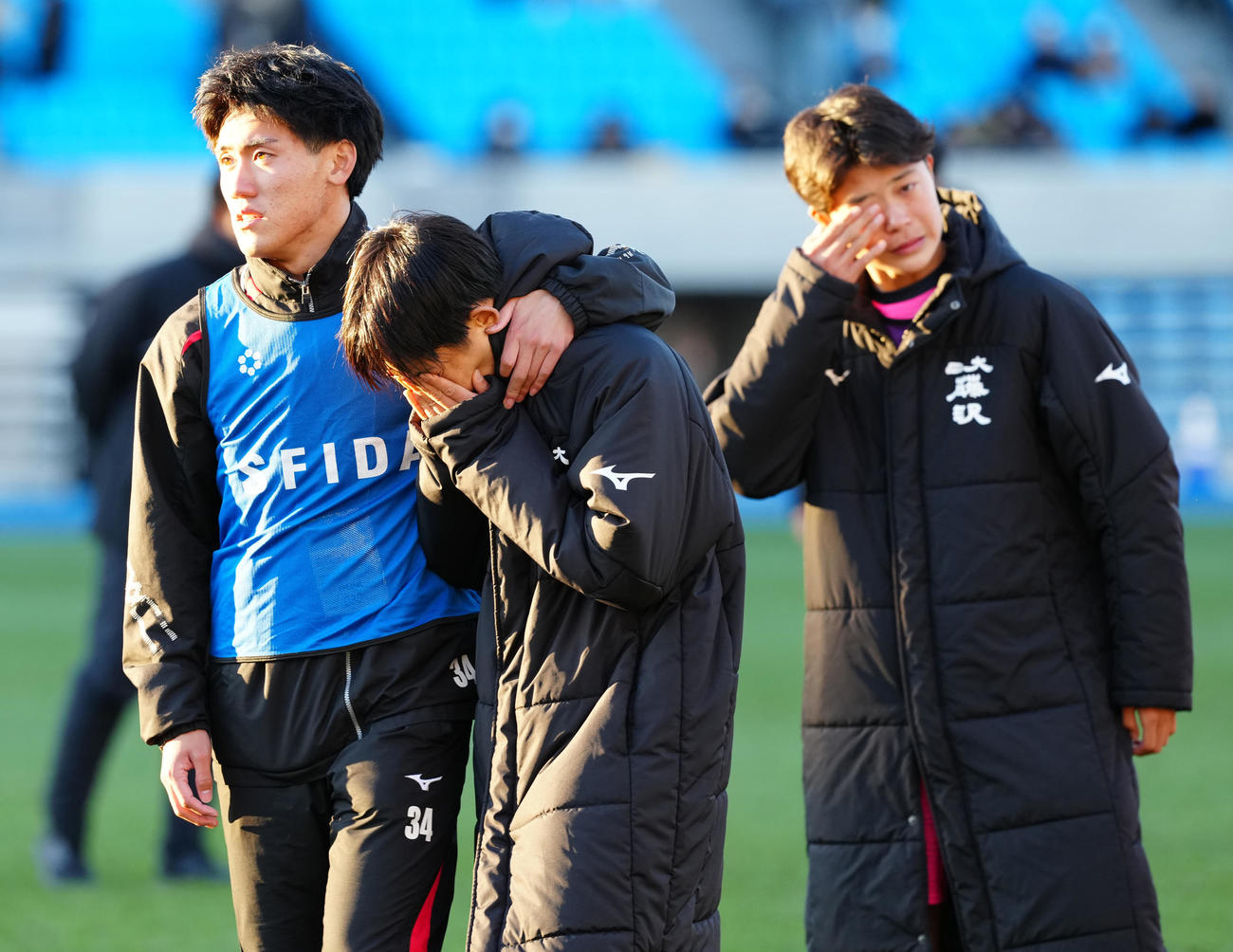 神村学園対日大藤沢　試合後、涙を流し手で顔を覆う日大藤沢・中村（中央）（撮影・江口和貴）