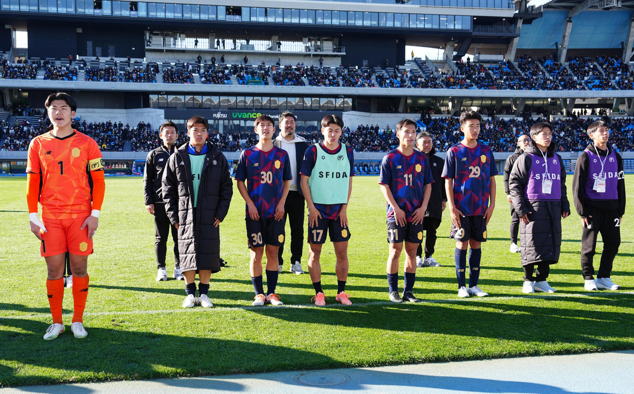 興国対鹿島学園　試合後、あいさつする興国の選手たち（撮影・江口和貴）