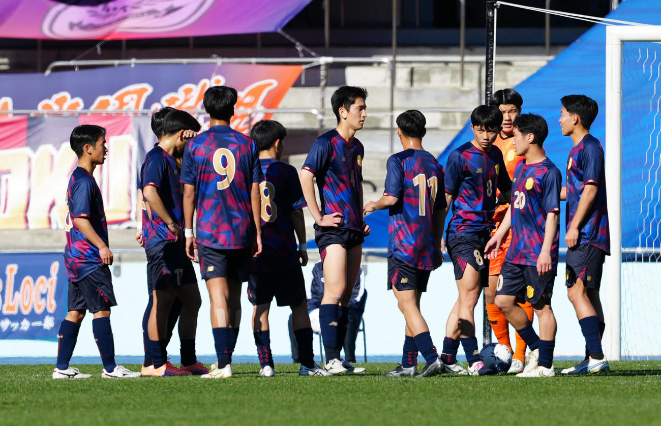 興国対鹿島学園　前半、鹿島学園・清水にPKで先制ゴールを決められ、話し合う興国の選手たち（撮影・江口和貴）