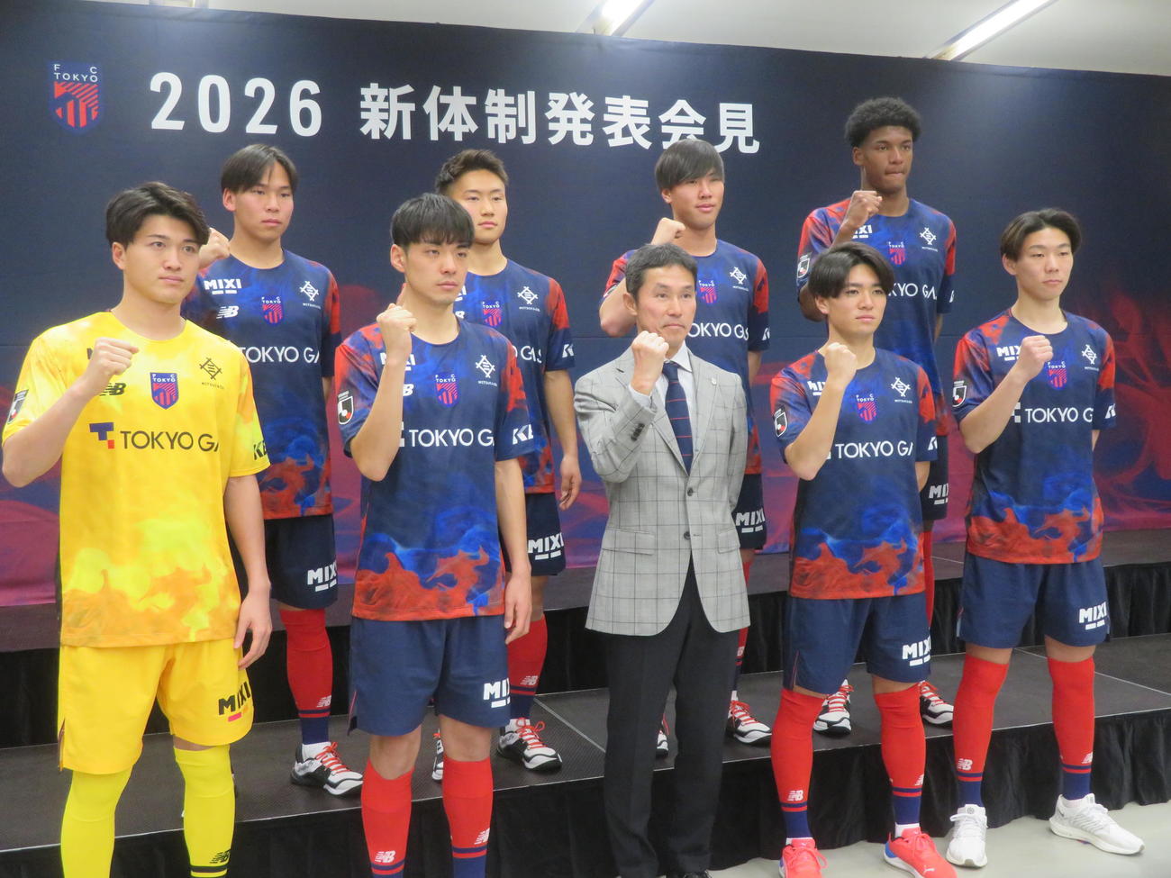 新体制発表会に出席した、前列左からFC東京の田中颯、山田楓喜、松橋力蔵監督、橋本健人、稲村隼翔。後列左から、菅原悠太、田中希和、鈴木楓、尾谷ディバインチネドゥ（撮影・佐藤成）