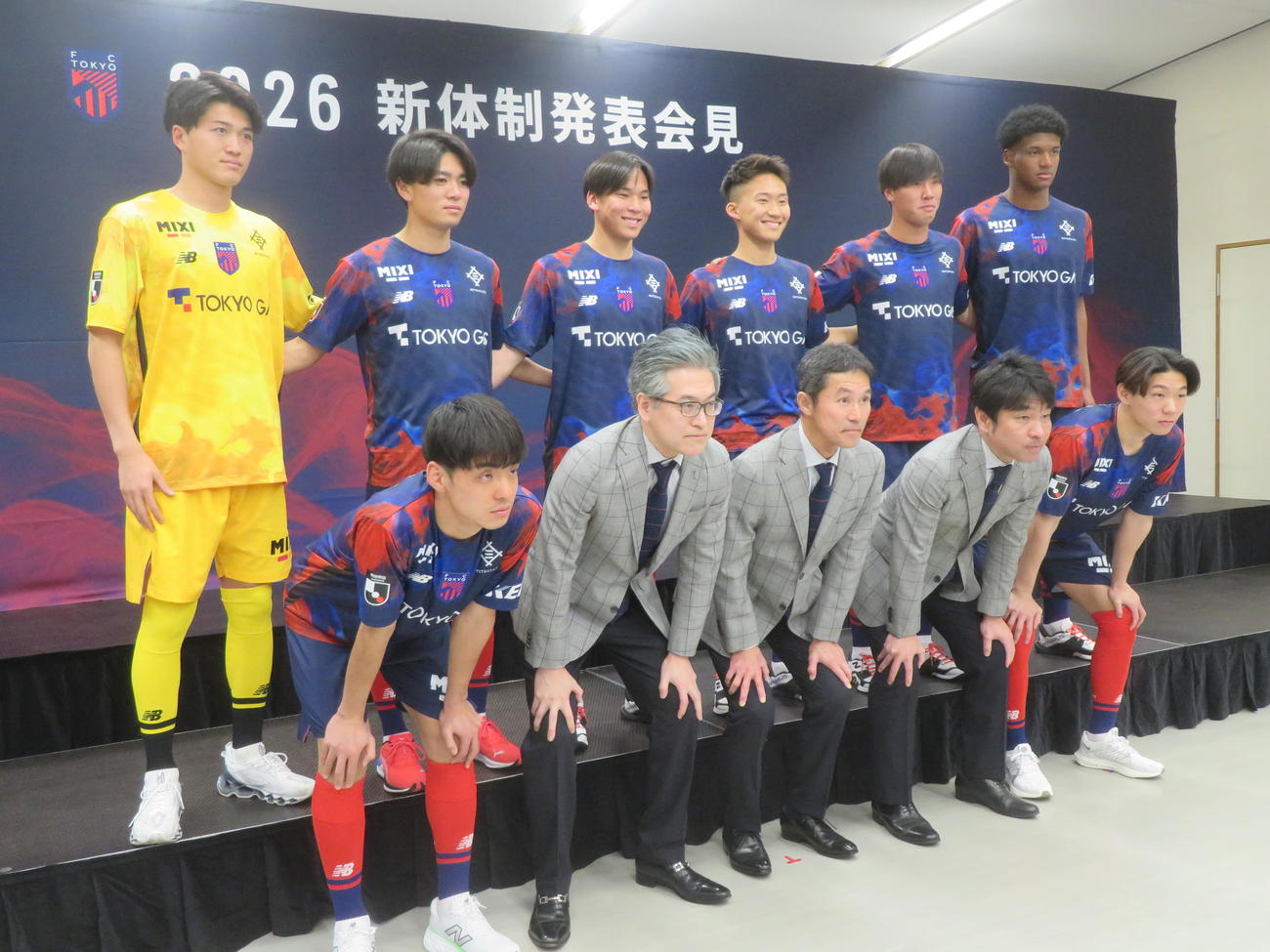新体制発表会に出席した、前列左からFC東京の山田楓喜、川岸滋也、松橋力蔵監督、小原光城、稲村隼翔。後列左から田中颯、橋本健人、菅原悠太、田中希和、鈴木楓、尾谷ディバインチネドゥ（撮影・佐藤成）