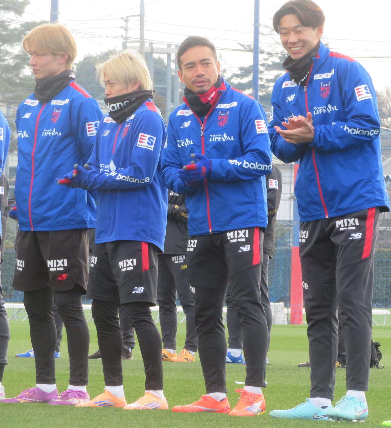 新シーズンに向けて調整したFC東京の、左から長倉幹樹、仲川輝人、長友佑都、稲村隼翔（撮影・佐藤成）