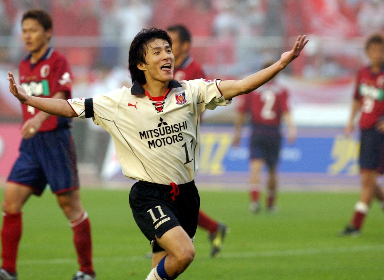 2003年11月3日、ゴールを決めた田中達也はサポーターの大声援両手を広げ応える