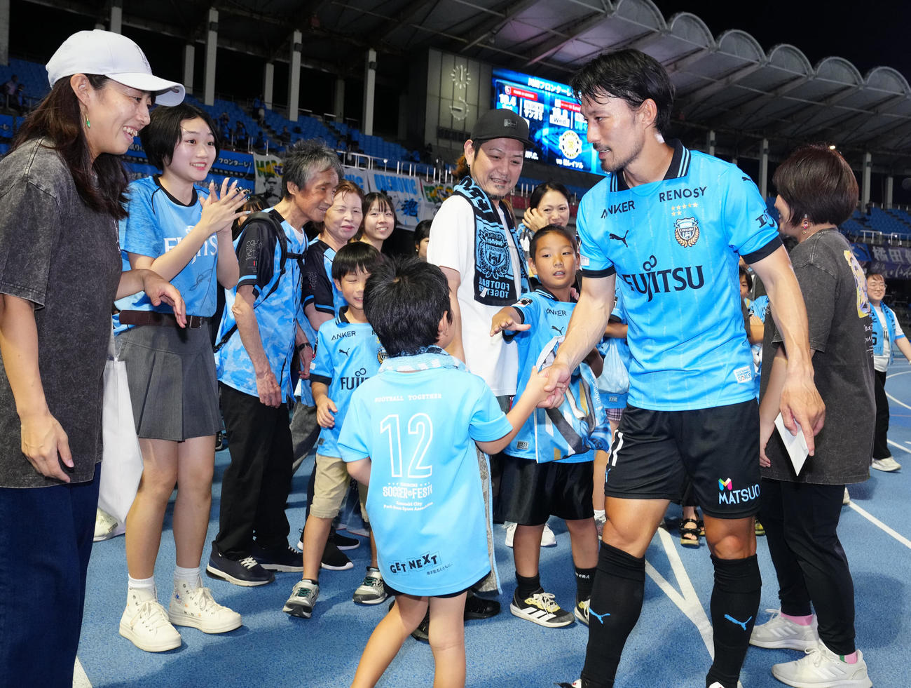 川崎F対柏　試合後、試合観戦に招待した人たちと交流する川崎F家長（撮影・江口和貴）