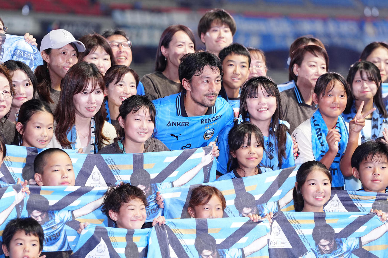 川崎F対柏　試合後、試合観戦に招待した人たちと写真に納まる川崎F家長（中央）（撮影・江口和貴）