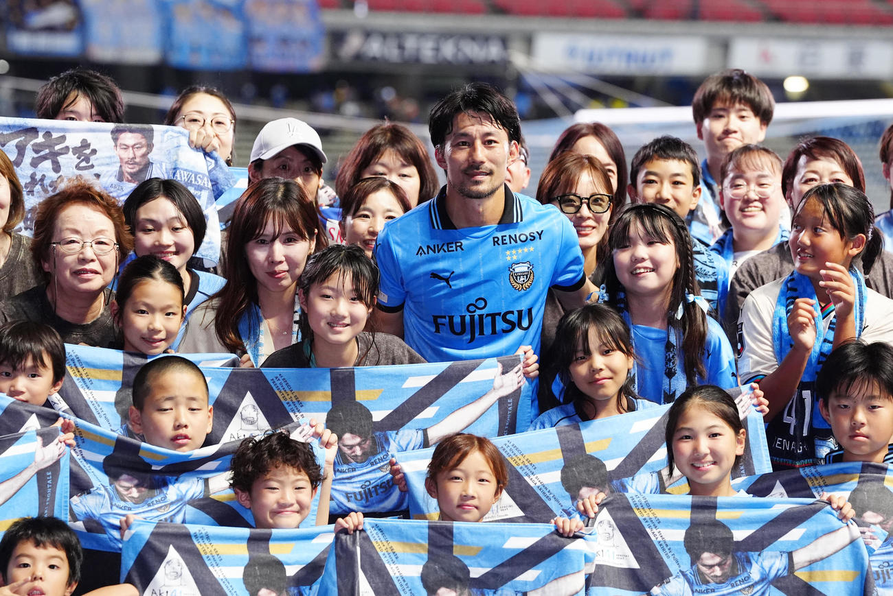 川崎F対柏　試合後、試合観戦に招待した人たちと写真に納まる川崎F家長（中央）（撮影・江口和貴）