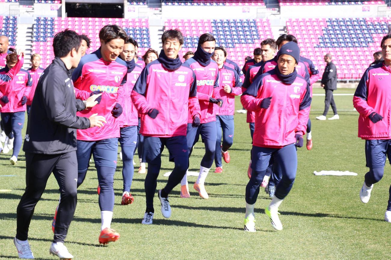 26年のチーム始動で先頭を走る香川（右手前）