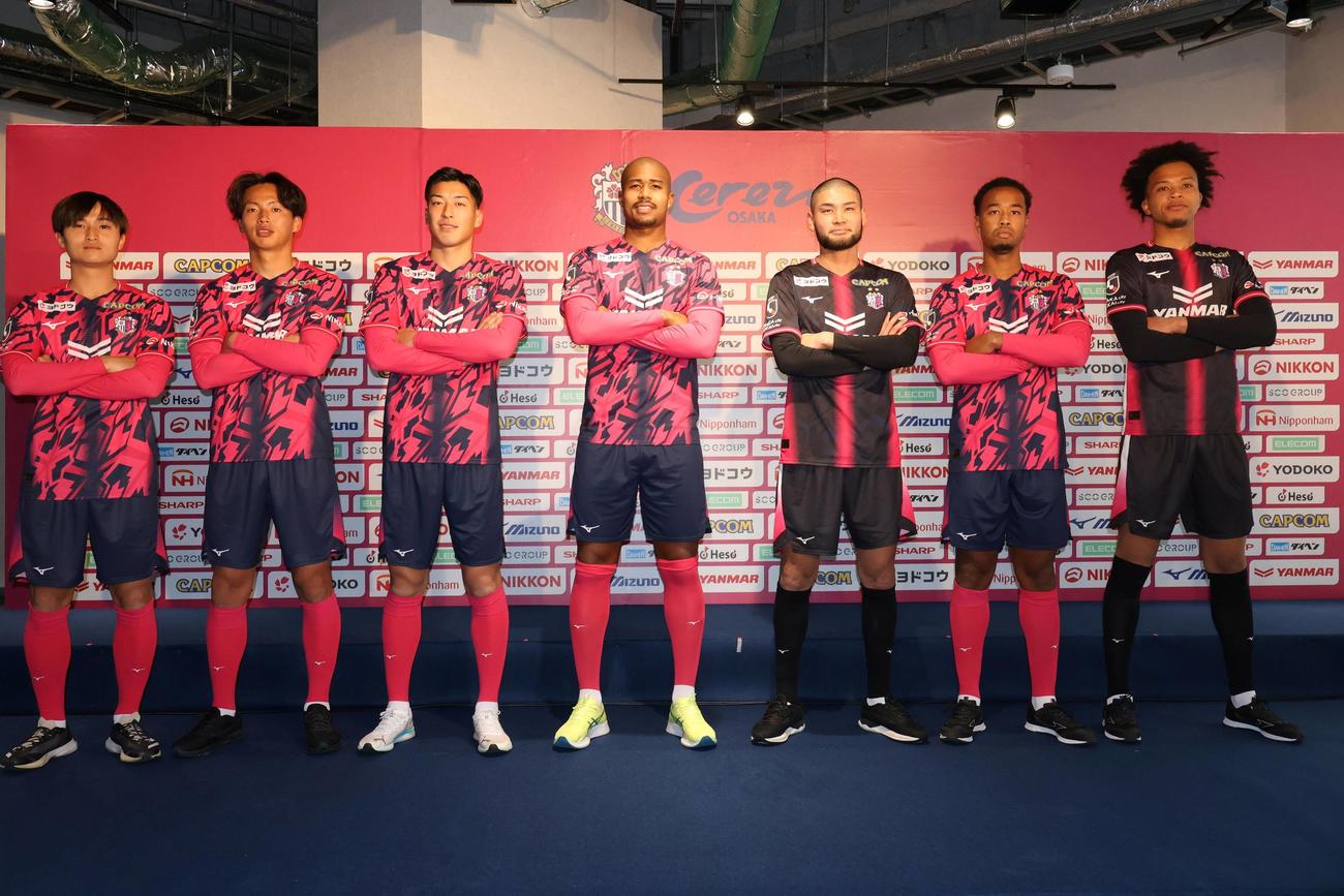 26年新体制会見に参加した左から、大迫塁、金本毅騎、田中隼人、桜川ソロモン、中村航輔、鷹啄トラビス鷹、イシボウ拳