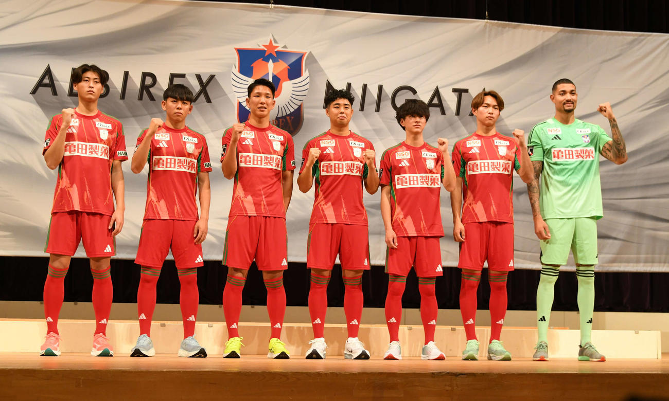 J2新潟の新戦力。左から藤原優大、松岡敏也、加藤徹也、大西悠介、古長谷千博、佐藤海宏、バウマン