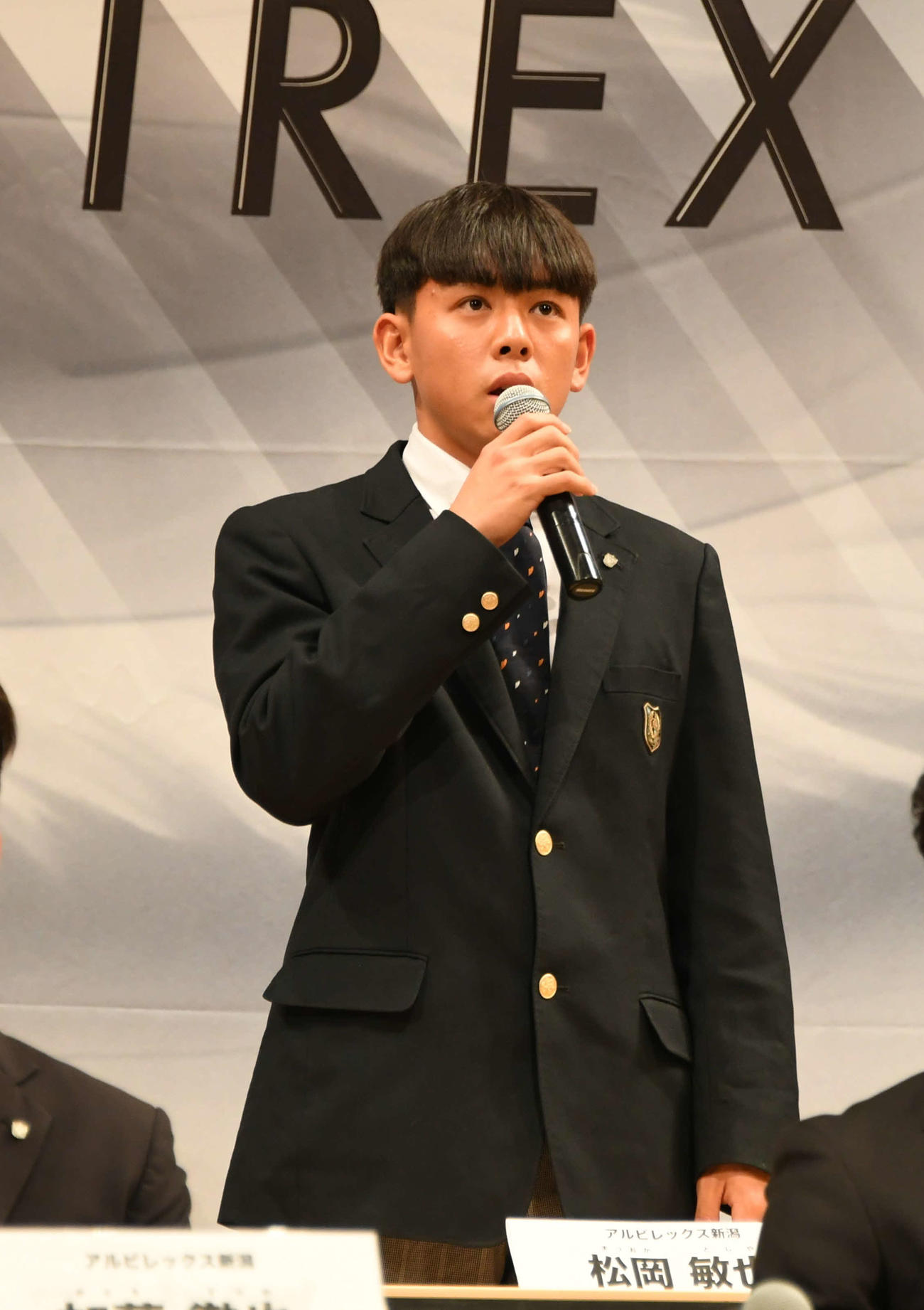 会見であいさつする松岡敏也