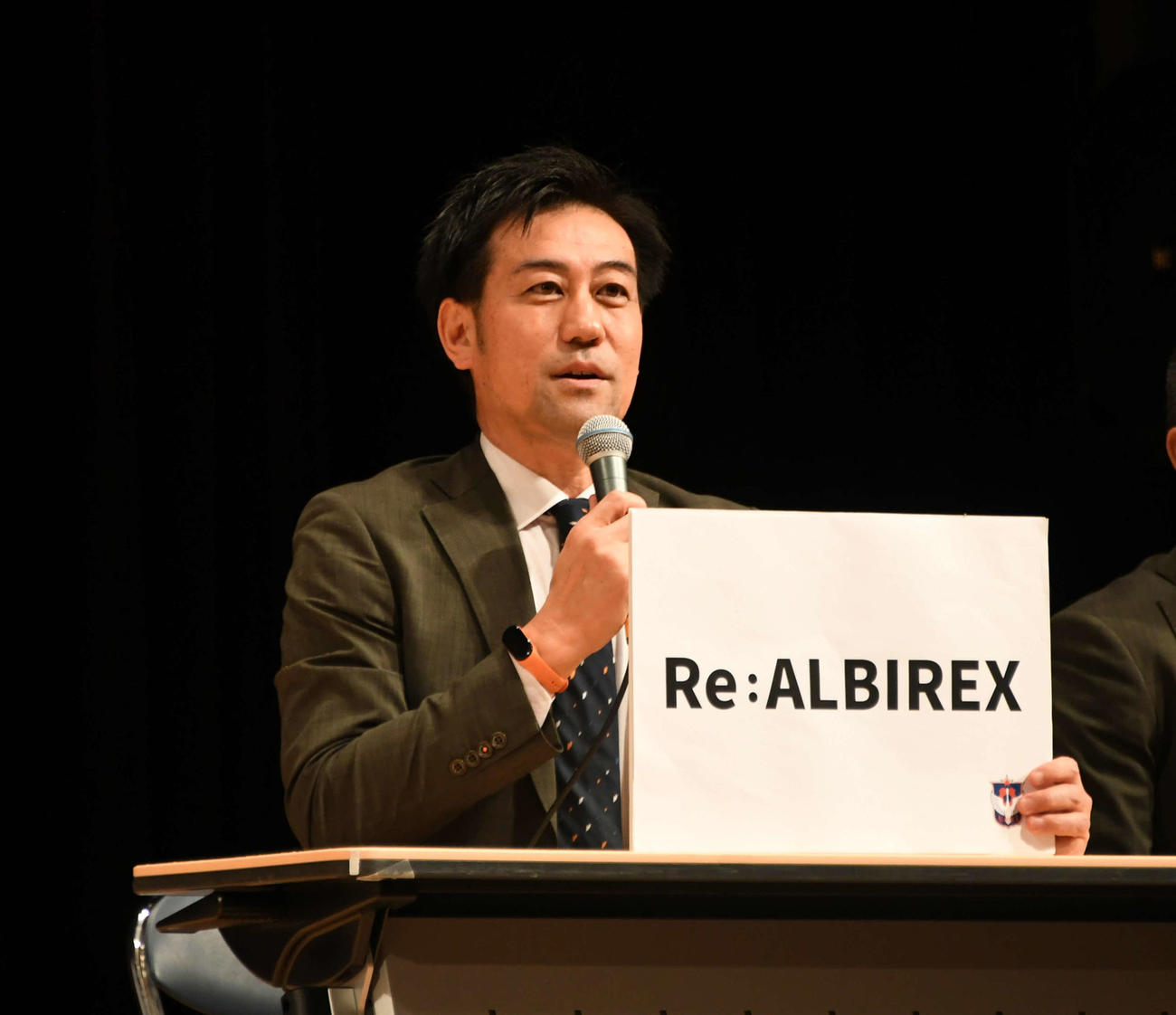 スローガンを発表する新潟の野沢次期社長