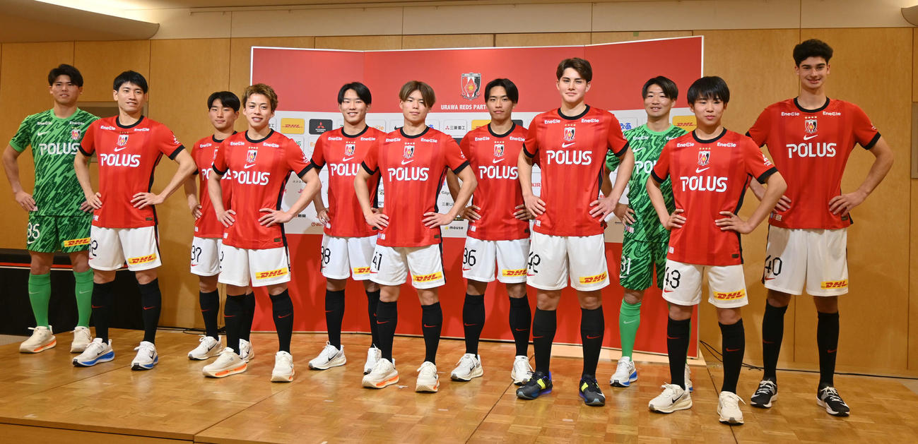 浦和の新体制会見に出席した前列左から片山、宮本、二田、田中、和田、後列左から佐藤、植木、松永、肥田野、吉田、ルカ（撮影・飯岡大暉）