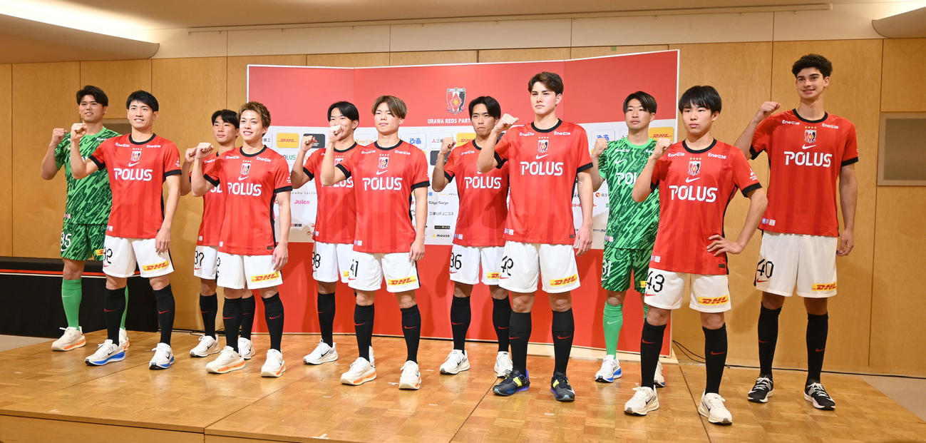 浦和の新体制会見に出席した前列左から片山、宮本、二田、田中、和田、後列左から佐藤、植木、松永、肥田野、吉田、ルカ（撮影・飯岡大暉）