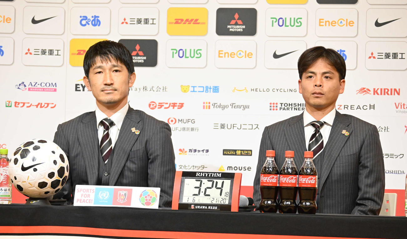 浦和の新体制会見に出席した堀之内スポーツダイレクターと池西テクニカルダイレクター（撮影・飯岡大暉）