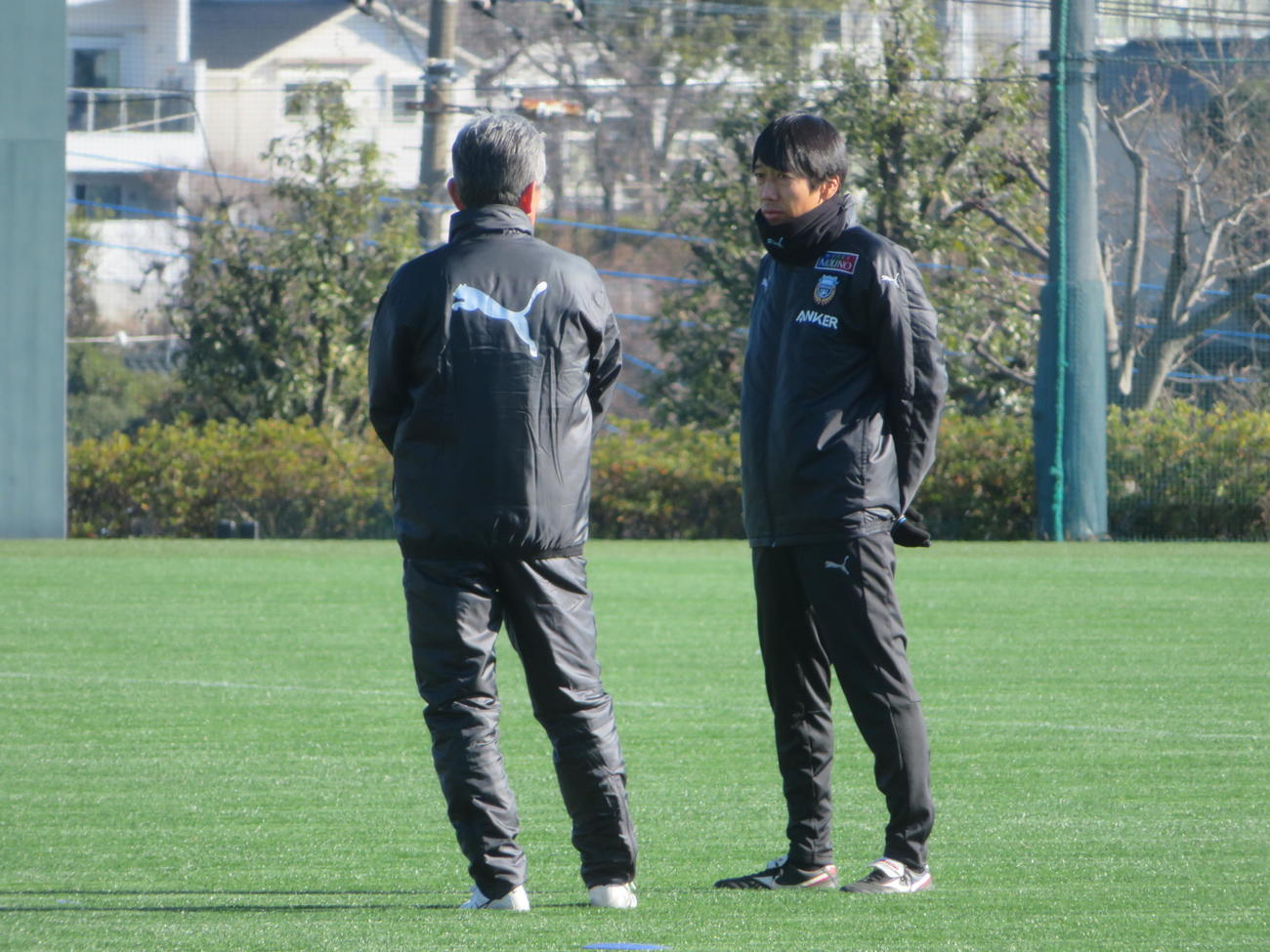 川崎Fのデベロップメントコーチに就任した中村憲剛氏（右）と長谷部茂利監督（撮影・佐藤成）