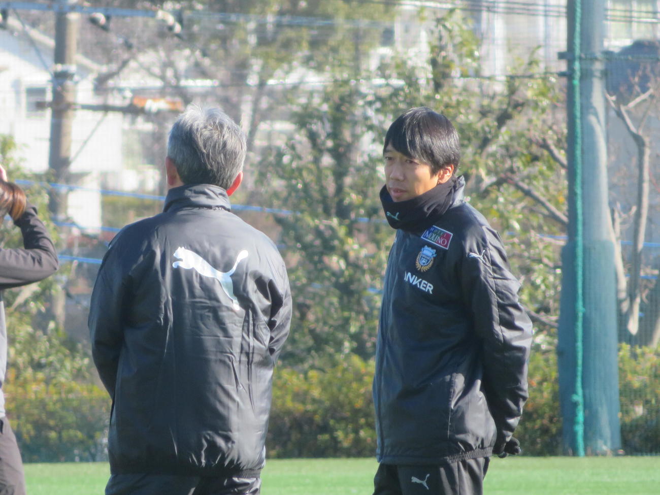 川崎Fのデベロップメントコーチに就任した中村憲剛氏（右）と長谷部茂利監督（撮影・佐藤成）