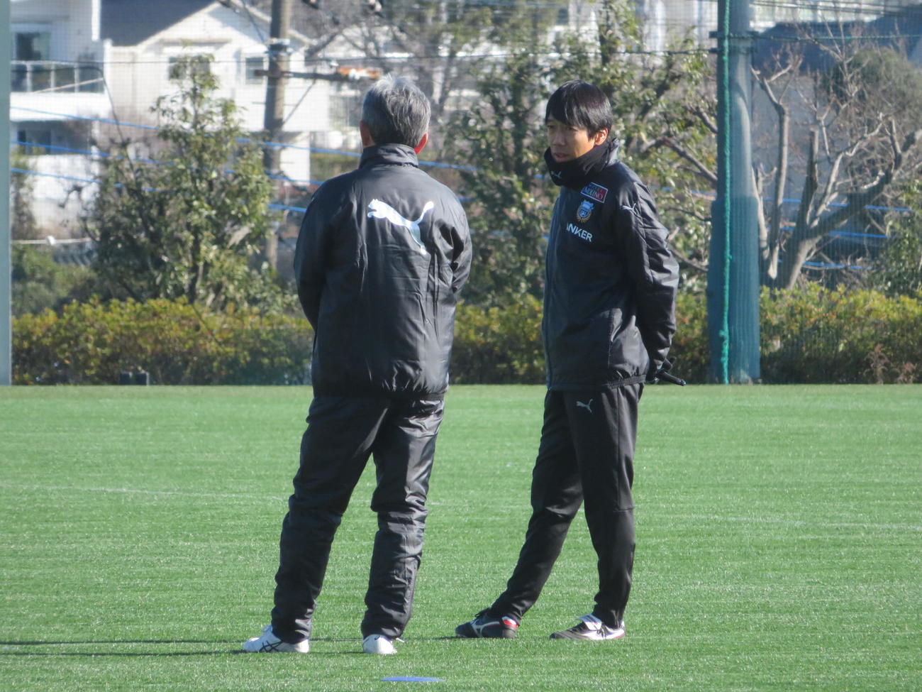 川崎Fのデベロップメントコーチに就任した中村憲剛氏（右）と長谷部茂利監督（撮影・佐藤成）