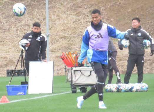 新シーズンに向けて始動したFC町田ゼルビアの望月ヘンリー
