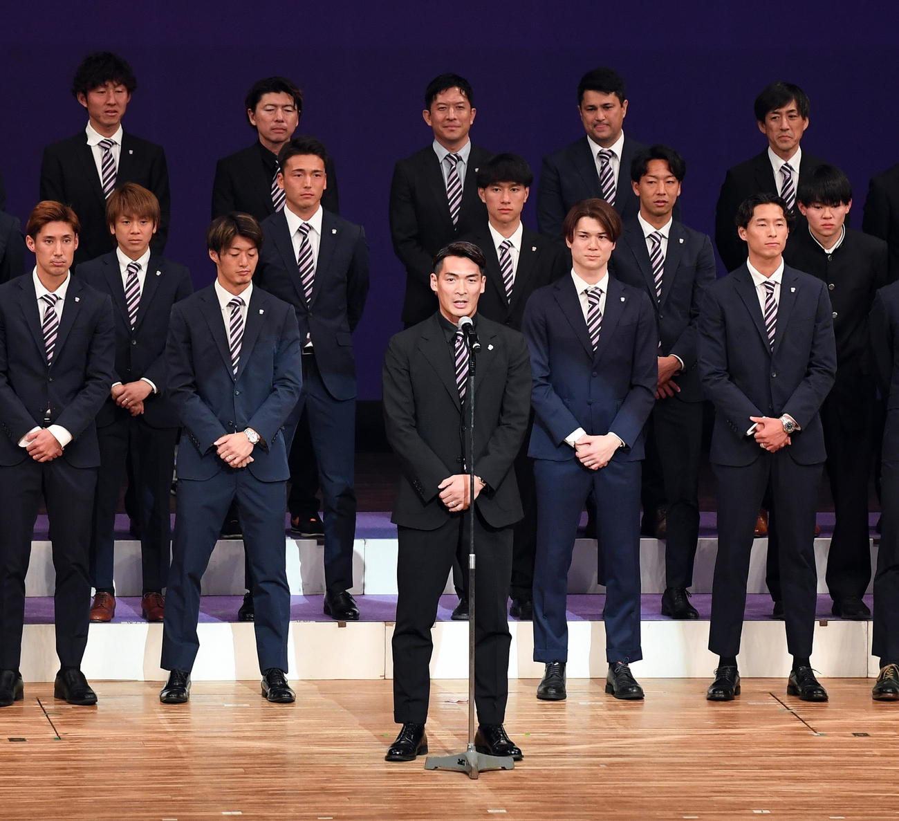 J2藤枝新体制発表会　壇上で熱く語る藤枝槙野監督（中央）