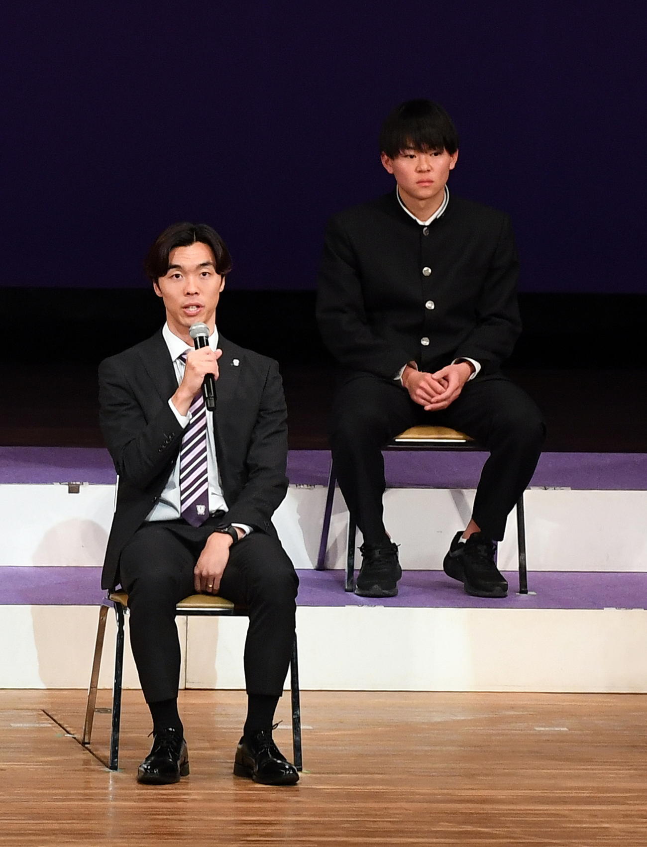 トークショーで意気込む藤枝菊井（手前）。後方は山崎