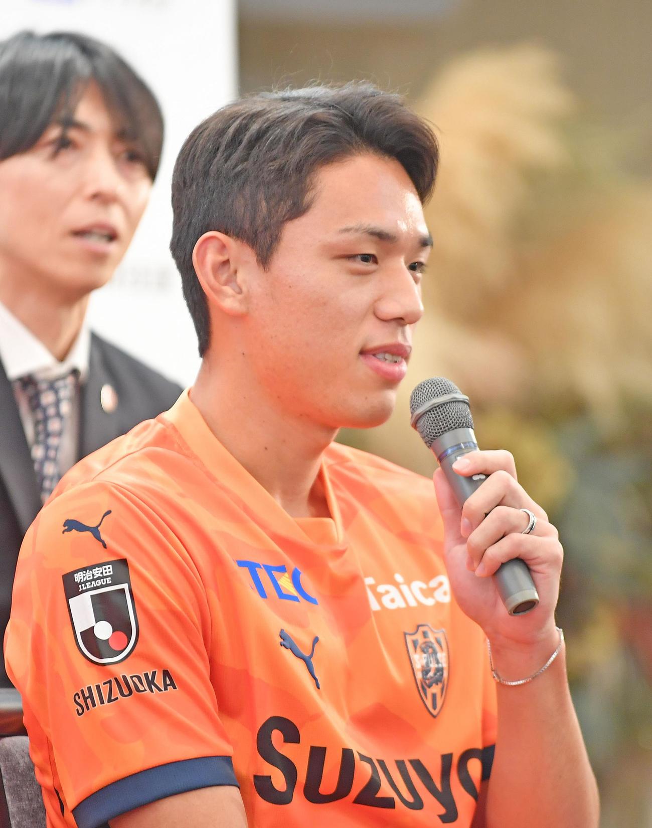 会見で抱負を語る清水オ・セフン