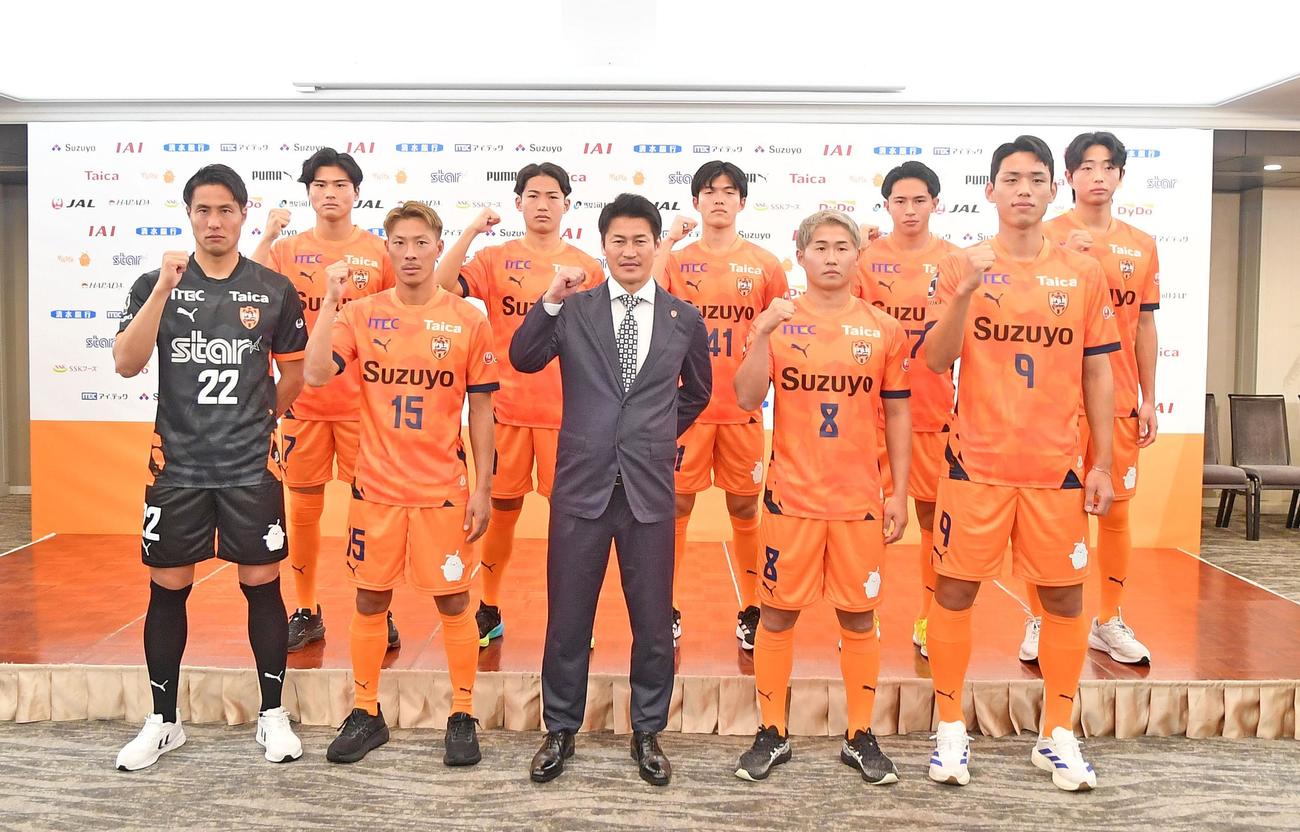 新体制発表記者会見に臨んだ清水の新加入選手ら。前列左から石川、本多、吉田監督、井上、オ・セフン。後列左から大畑、日高、鈴木、針生、オム・ジュヨン