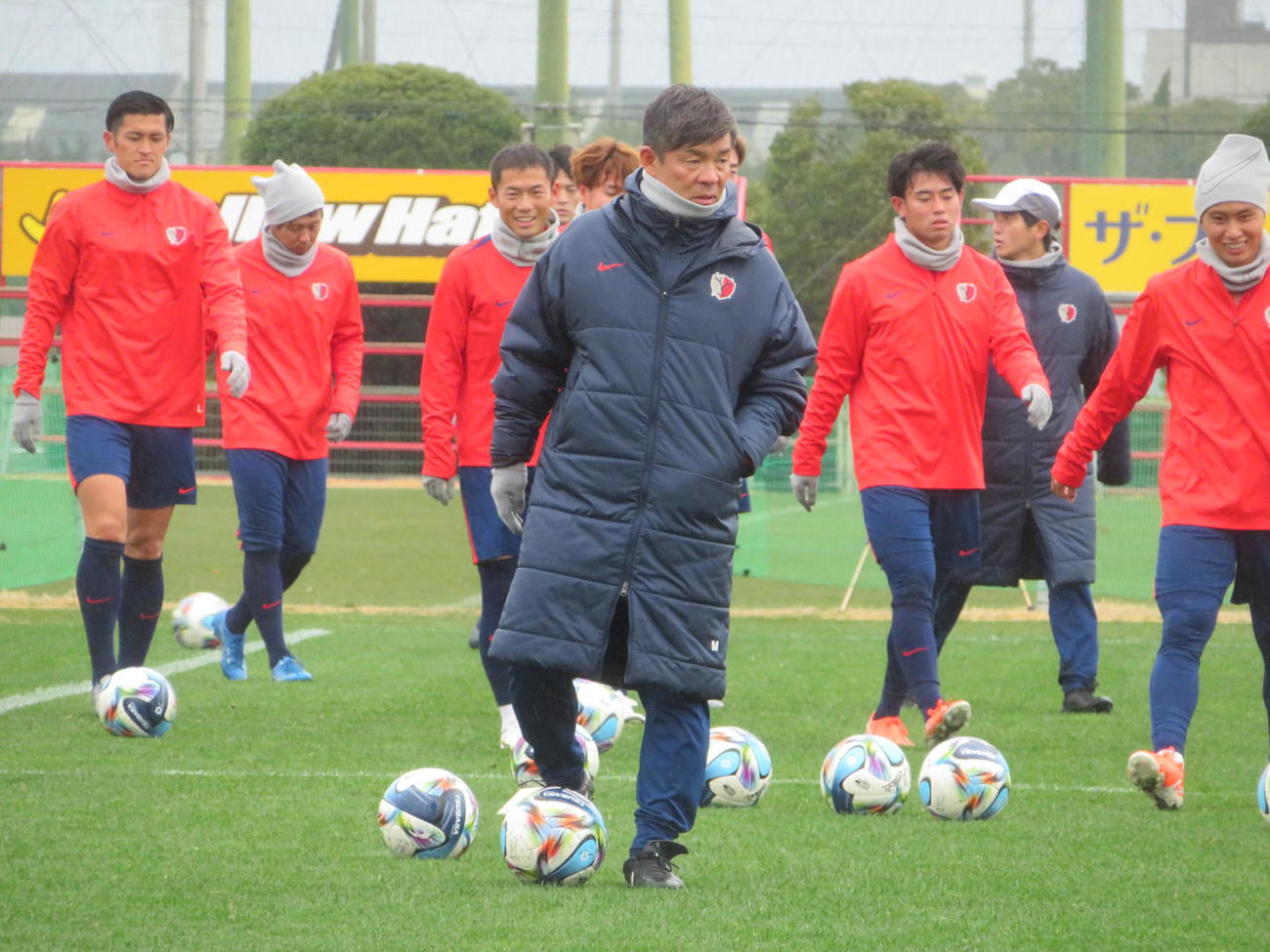 新シーズンに向けて始動した鹿島の鬼木達監（撮影・佐藤成）