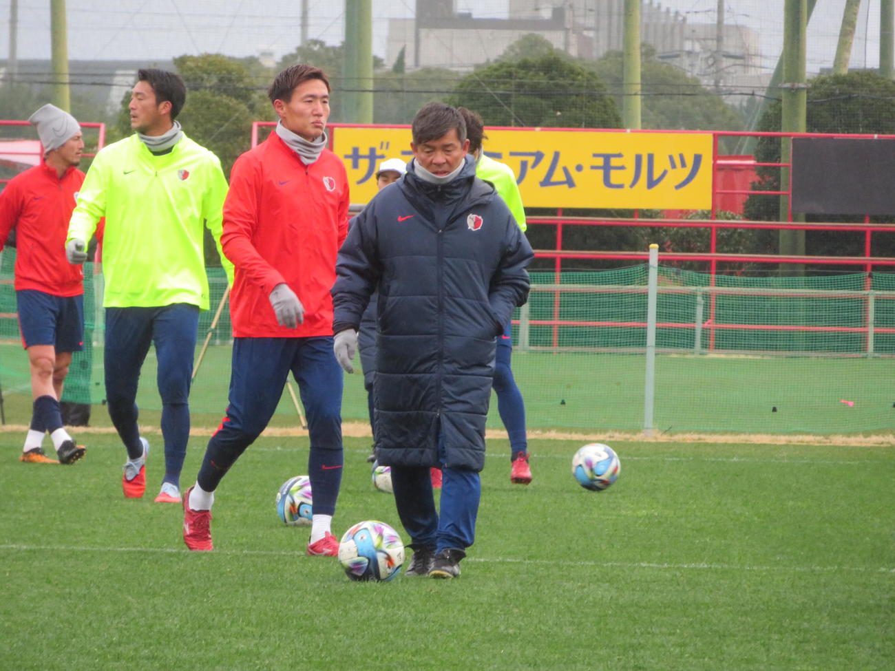 新シーズンに向けて始動した鹿島アントラーズの鬼木達監（撮影・佐藤成）