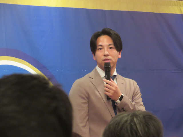 キックオフミーティングで、町田黒田監督のけん責処分についてファンにわびる上田武蔵COO